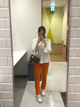 「アイテム（スラックス、オレンジ系）」を使った、moeさん（レディース・160cm）の春コーディネート