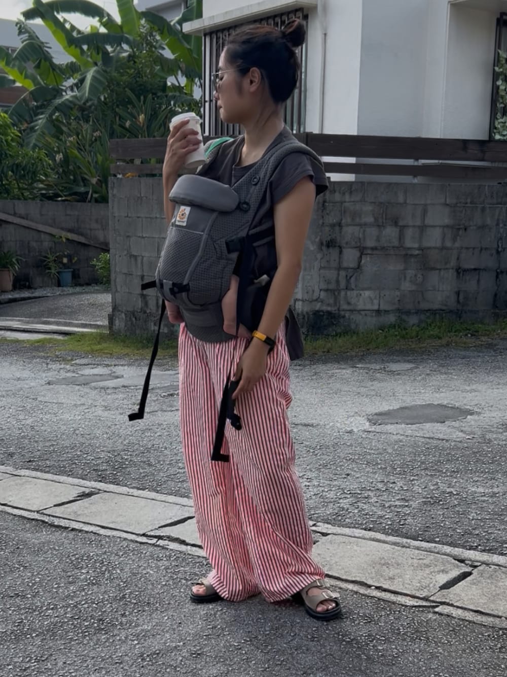 パンツを使った「抱っこ紐」のレディース人気ファッション