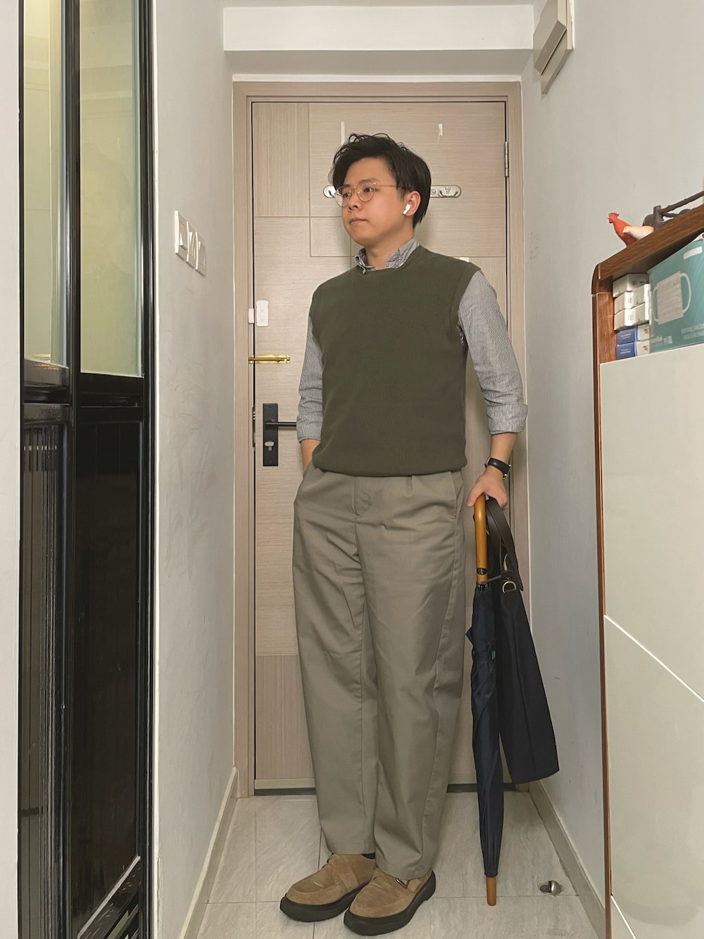 「夏、通勤コーデ」｜「UNIQLOのアイテム（ベスト、グリーン系）」を使った、Marc_1212さん（メンズ・170cm）の春コーディネートの1枚目の写真