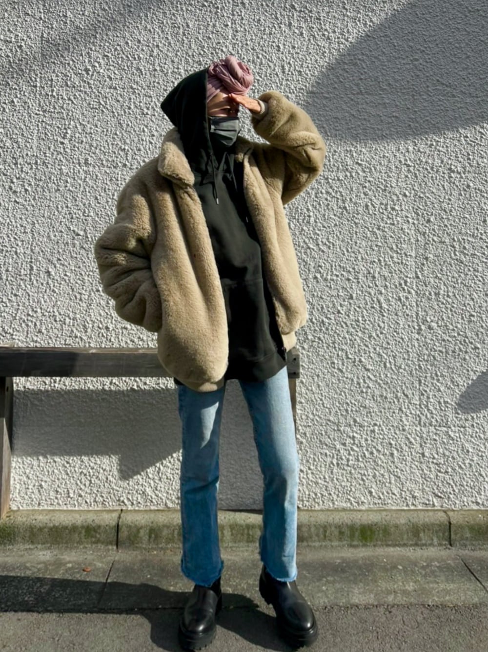 「アウター、ベージュ、大人カジュアル、メンズライク、デニムパンツ、お出かけコーデ、リラックススタイル、シンプルコーデ、あったかコーデ、スキンヘッド、今日のコーデ、秋冬コーデ、相互フォロー、ターバンコーデ、スキンヘッド女子」｜「colorfulstandardのアイテム（パーカー、グリーン系）」を使った、Dan Emikoさん（レディース・160cm）の秋コーディネートの1枚目の写真
