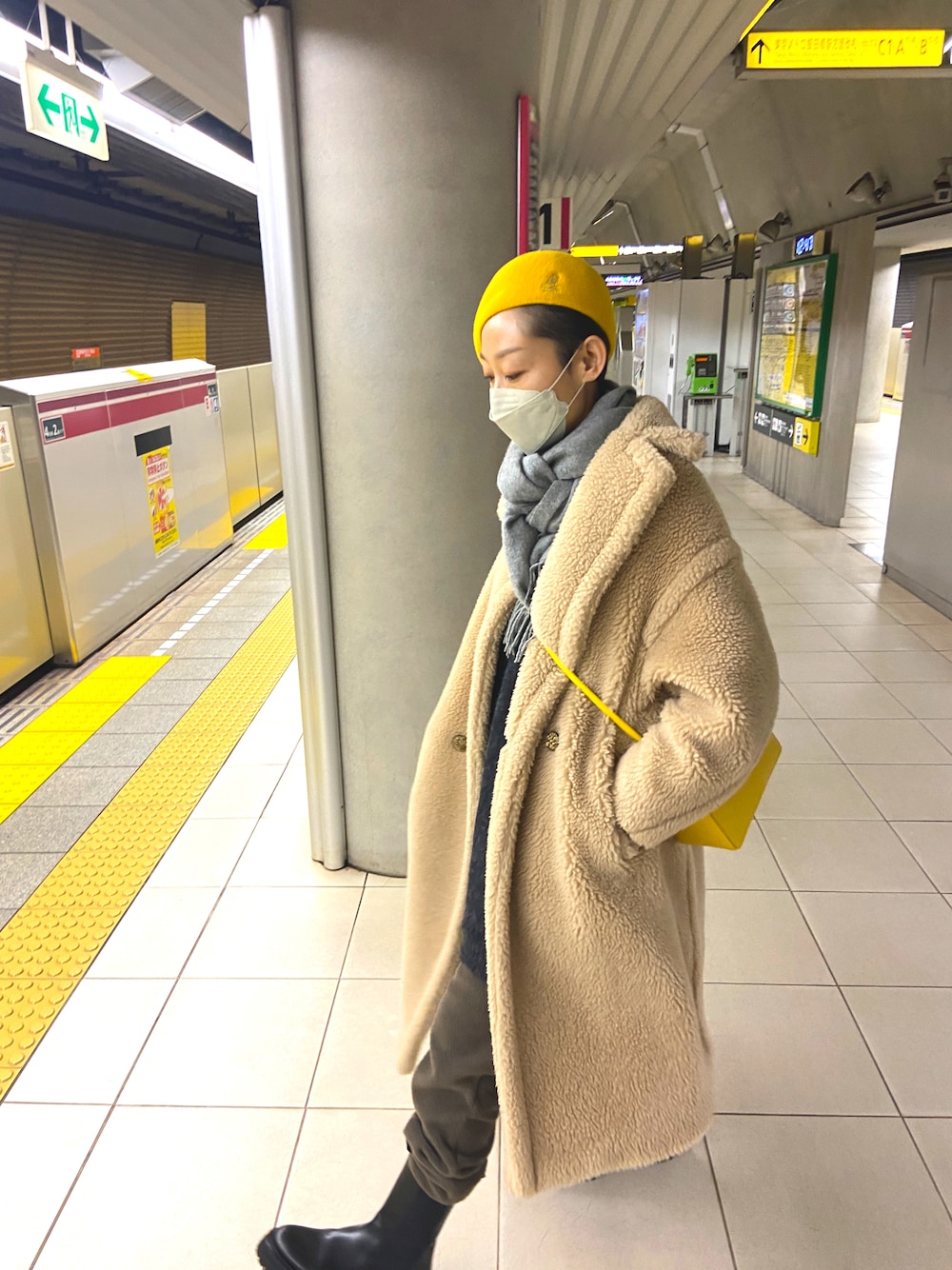 「おしゃれさんと繋がりたい、ショートブーツ、ootd、マフラーぐるぐる、楽チンコーデ、maxmara、テディベアコート」｜「KANGOLの【KANGOL】Seamless Wool 507（ハンチング/ベレー帽、ブラック系）」を使った、Dan Emikoさん（レディース・160cm）の冬コーディネートの1枚目の写真