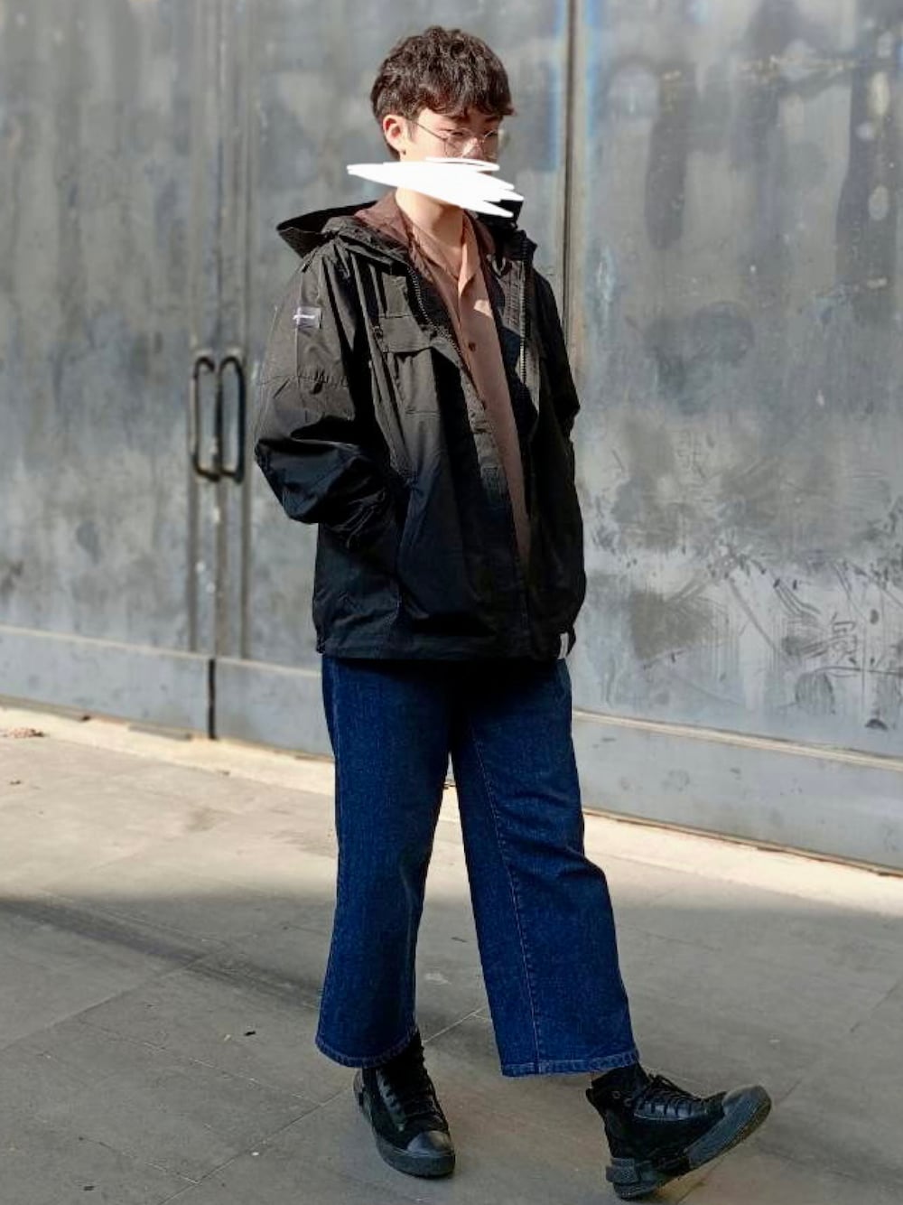 ブラック系のマウンテンパーカー、ブラウン系のシャツ/ブラウス、ブルー系のデニムパンツを着用したメンズの冬コーディネートの1枚目の写真