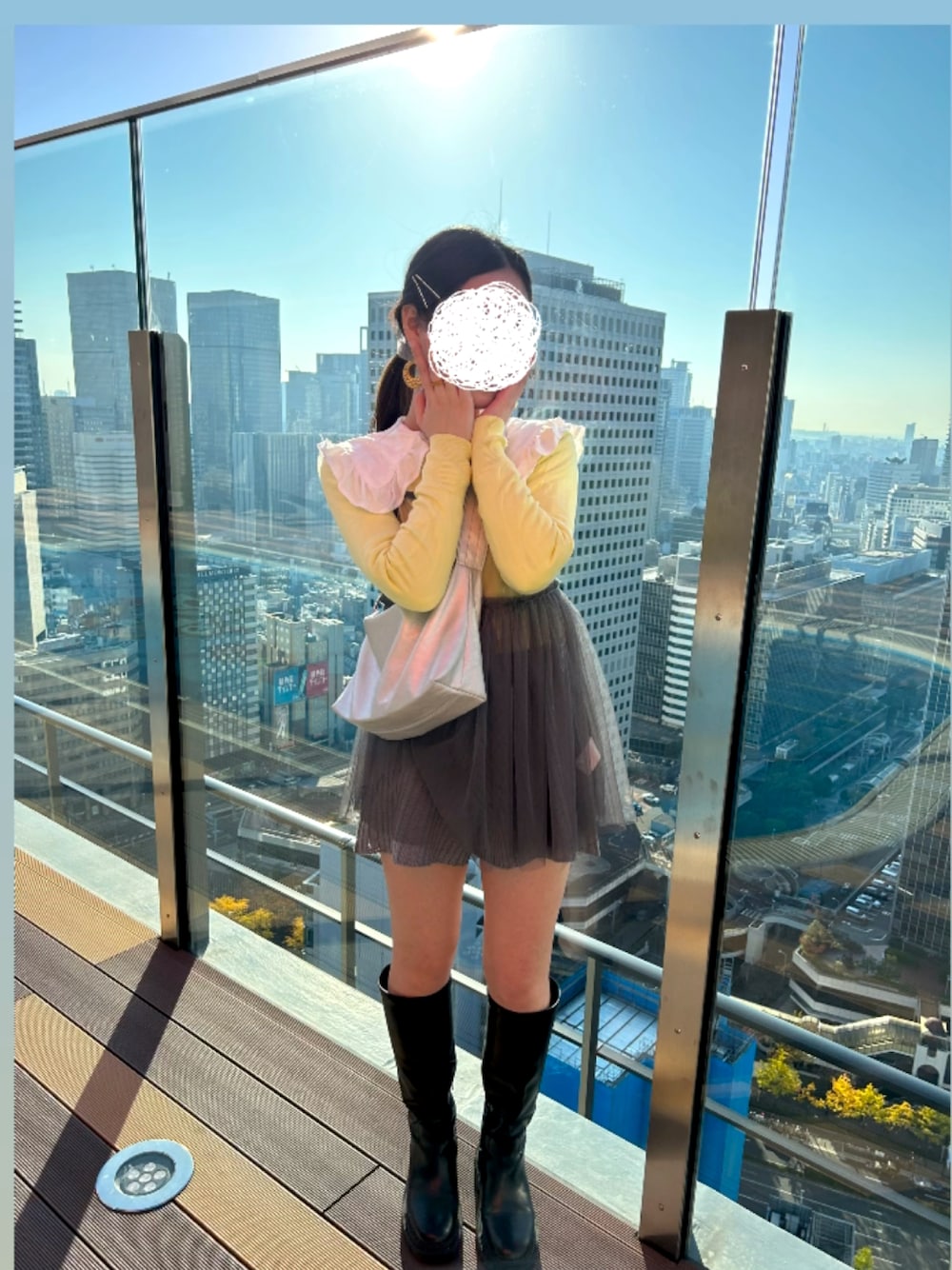 「休日コーデ、ショートパンツ、ロングブーツ、カラーコーデ」｜「ChicoのBIG衿ブラウス（シャツ/ブラウス、ホワイト系）」を使った、cocoa_さん（レディース・160cm）の冬コーディネートの1枚目の写真