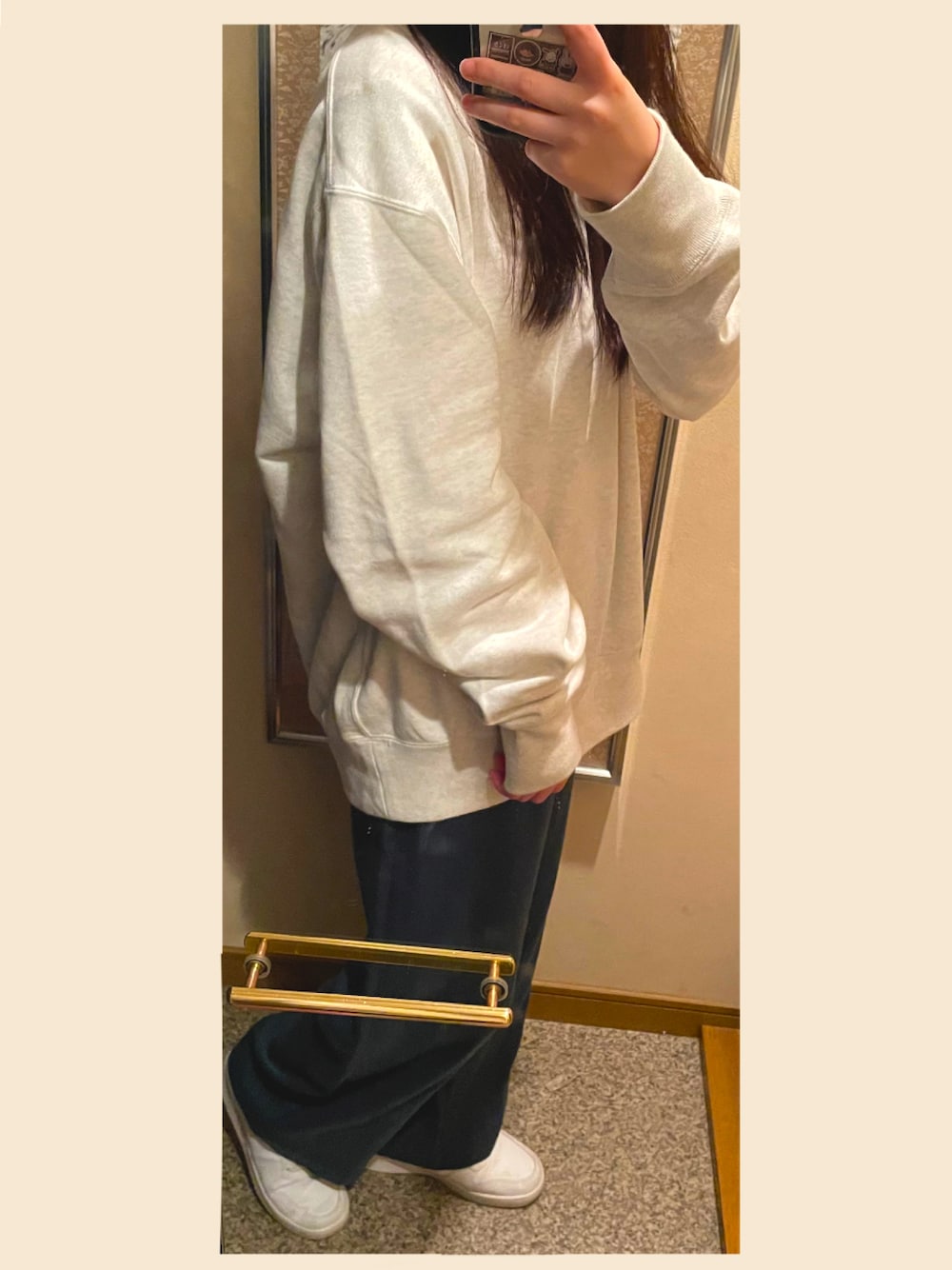 「UNIQLO、メンズライク、カラーパンツ、髪の毛ボサボサ、ちょっとそこまで、ビッグシルエット」｜「UNIQLOのアイテム（スウェット、ホワイト系）」を使った、cocoa_さん（レディース・162cm）の冬コーディネートの1枚目の写真