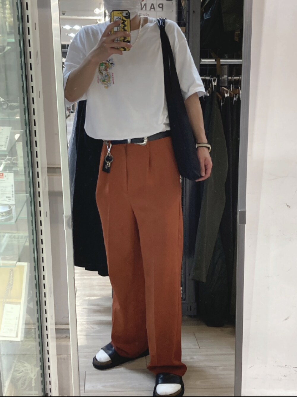 「カジュアルコーデ」｜「XLARGEのDRAGON ELEMENT S/S TEE（Tシャツ/カットソー、ホワイト系）」を使った、文也さん（メンズ・171cm）の秋コーディネートの1枚目の写真
