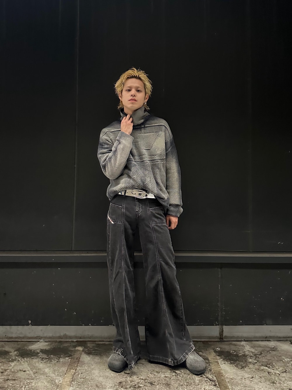 「Diesel、denim、レイヤードスタイル、ブーツカットデニム、デニム、24SS」｜「DIESELのアイテム（スウェット、シルバー系）」を使った、WATARUさん（メンズ・171cm）の冬コーディネートの1枚目の写真