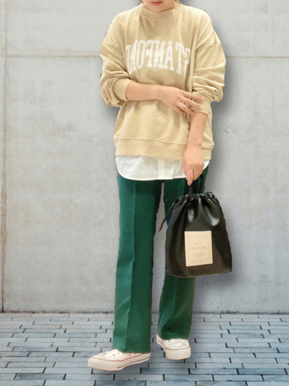 「グリーン、ストリート、カラーパンツ、秋トレンド2021、休日スタイル、白スニーカー、プチプラ、秋服準備はじめました、ミニバッグ、レイヤードスタイル、きれいめカジュアル、カジュアル、シンプル、大人カジュアル」｜「しまむらのアイテム（スウェット、ベージュ系）」を使った、𝐦𝐚𝐱𝐡𝐨𝐧𝐞𝐲さん（レディース・160cm）の秋コーディネートの1枚目の写真