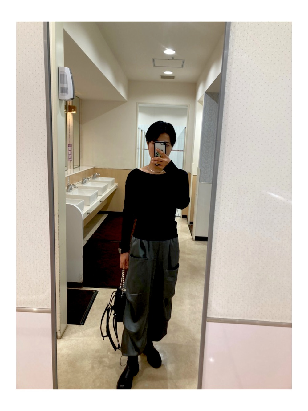 「大人カジュアル、秋コーデ、お出かけコーデ、モノトーン、ブーツ、カーゴパンツ、モード系、パンツスタイル、シンプルコーデ、モード系女子、ショートカット、おしゃれさんと繋がりたい、休日コーデ、ミニバッグ、ootd」｜「DIANAのアイテム（ブーツ、ブラック系）」を使った、mana070816さん（レディース・167cm）の秋コーディネートの1枚目の写真