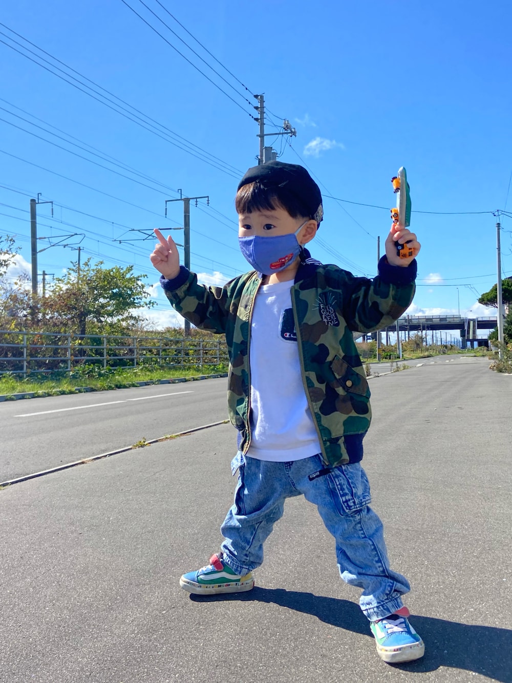 「マックィーン、おとこのこ、秋服、もうすぐ3歳、おさがり、トミカ、トミカ大好き、秋コーデ」｜「BREEZEのアイテム（デニムパンツ、ブルー系）」を使った、Yui さん（キッズ・90cm）の秋コーディネートの1枚目の写真