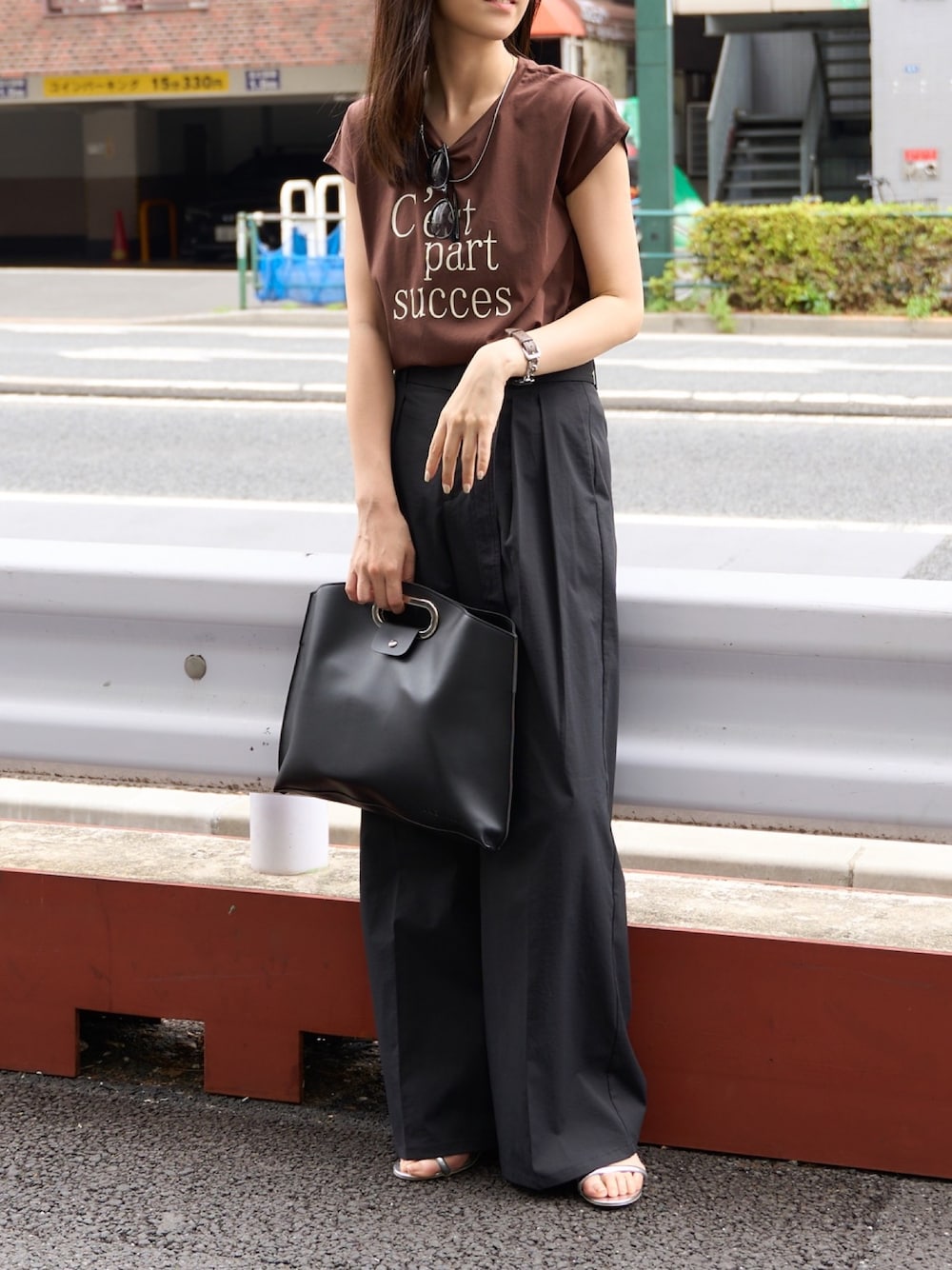 「ブラウン、きれいめカジュアル、シンプルコーデ、お出かけコーデ、秋服準備はじめました、モノトーン、大人女子、カジュアルスタイル、大人ファッション、大人カジュアルコーデ、初秋コーデ、Tシャツ、30代コーデ、初秋のパンツスタイル、高身長女子」｜「TRIANGLE PALETTEのフロントロゴ フレンチスリーブTシャツ/サイロ コットンTシャツ（Tシャツ/カットソー、ブラウン系）」を使った、HISAさん（レディース・170cm）の秋コーディネートの1枚目の写真
