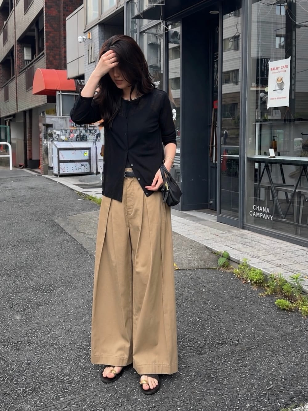 ブラック系のTシャツ/カットソーを着用したレディースの夏コーディネートの1枚目の写真