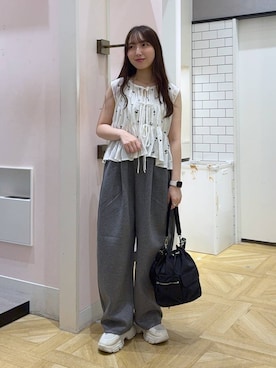 「LOWRYS FARM（ローリーズファーム）のカットイージーコクーンパンツ　292362（スウェットパンツ、グレー系）」を使った、るりこさん（レディース）の夏コーディネート