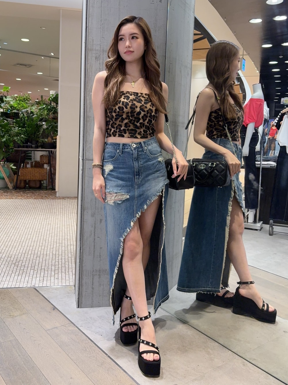 その他のキャミソール、ブラック系のサンダル、ブルー系のデニムスカートを着用したレディースの春コーディネートの1枚目の写真