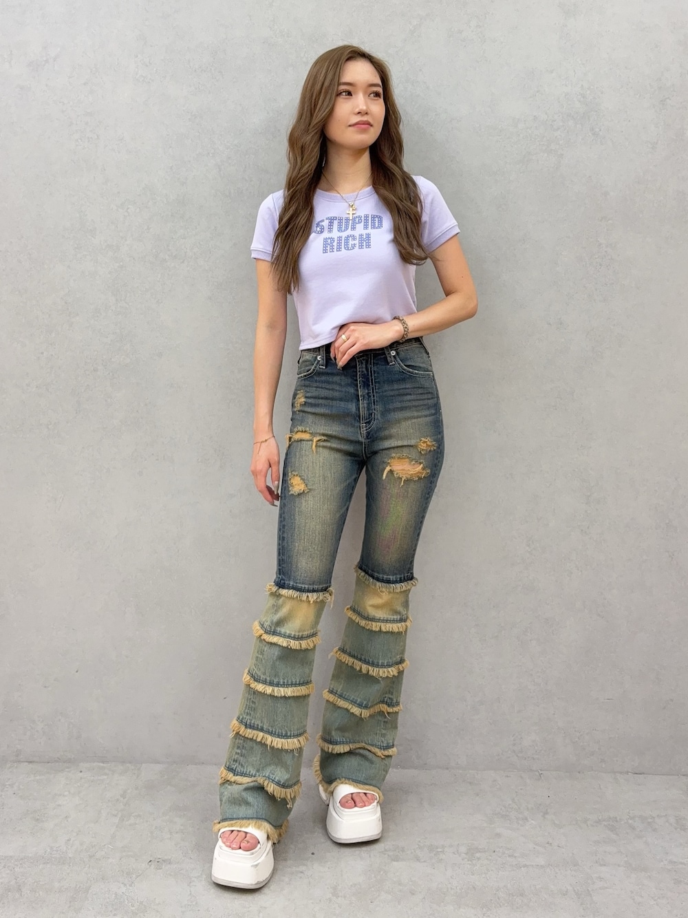 パープル系のTシャツ/カットソー、ブルー系のデニムパンツ、ホワイト系のサンダルを着用したレディースの夏コーディネートの1枚目の写真