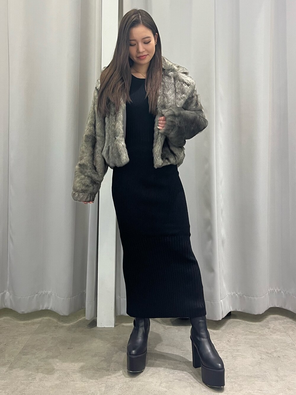 グレー系のその他アウター、ブラック系のワンピース、ブラック系のブーツを着用したレディースの秋コーディネートの1枚目の写真