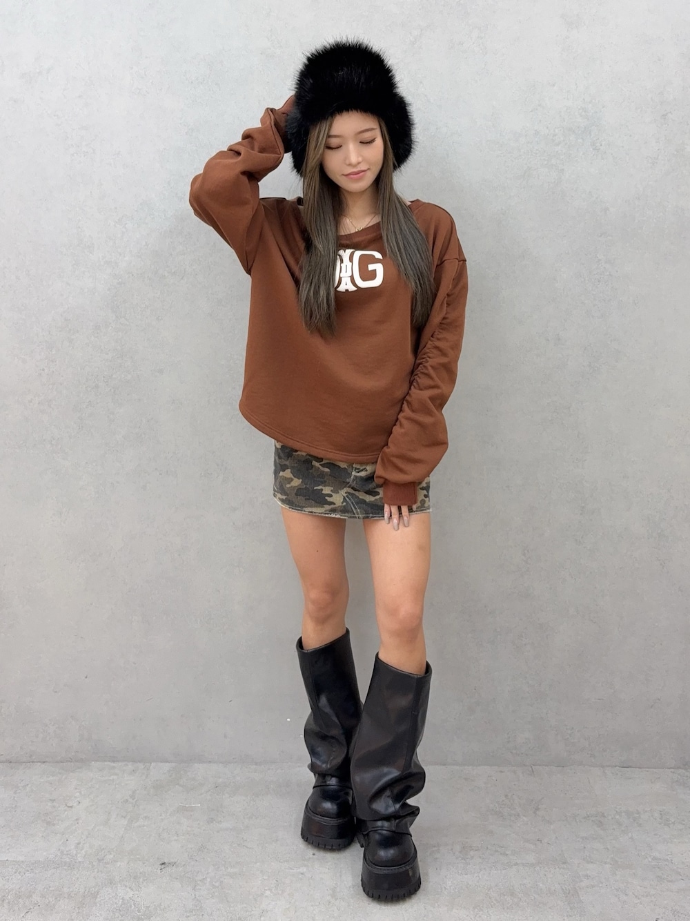 ブラウン系のスウェット、その他のデニムスカート、ブラック系のブーツを着用したレディースの秋コーディネートの1枚目の写真