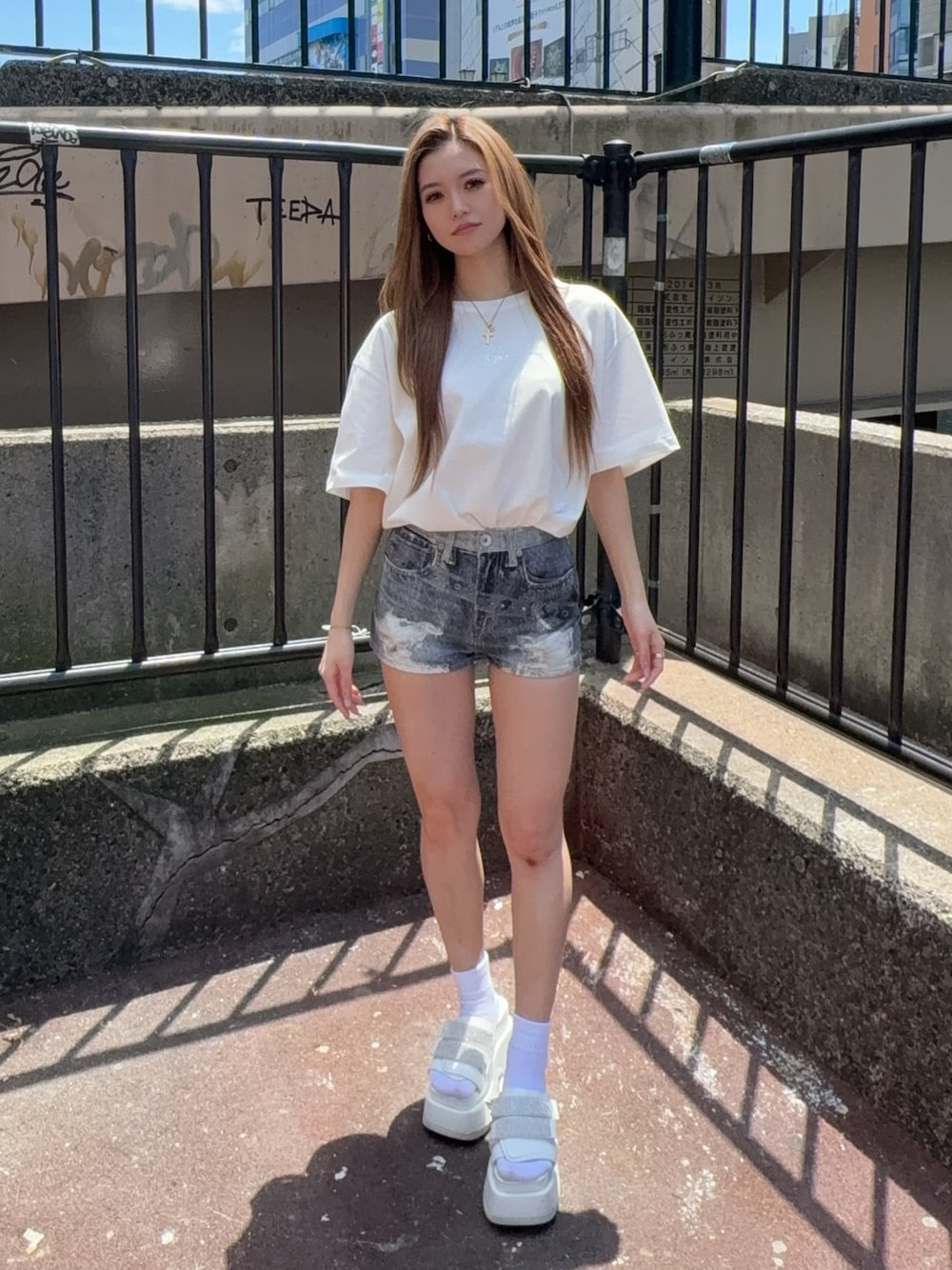 ホワイト系のTシャツ/カットソー、ブルー系のデニムパンツ、ホワイト系のサンダルを着用したレディースの夏コーディネートの1枚目の写真