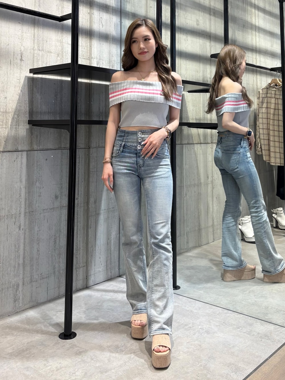 グレー系のTシャツ/カットソー、ブルー系のデニムパンツ、ホワイト系のサンダルを着用したレディースの春コーディネートの1枚目の写真