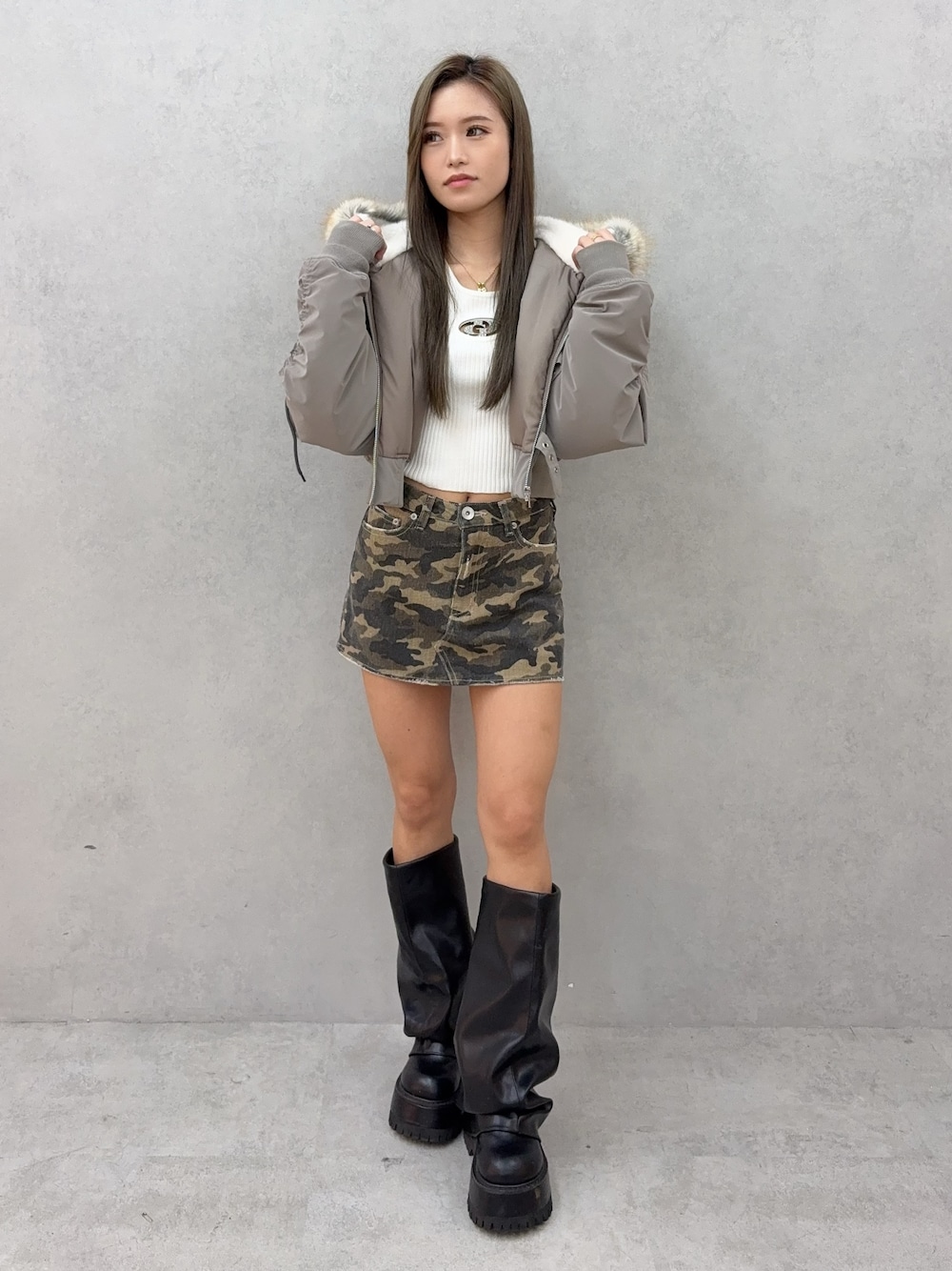 グレー系のブルゾン、ホワイト系のニット/セーター、その他のデニムスカートを着用したレディースの秋コーディネートの1枚目の写真