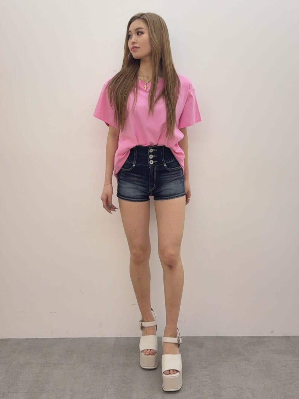 ピンク系のTシャツ/カットソー、ブルー系のデニムパンツ、ホワイト系のサンダルを着用したレディースの春コーディネートの1枚目の写真