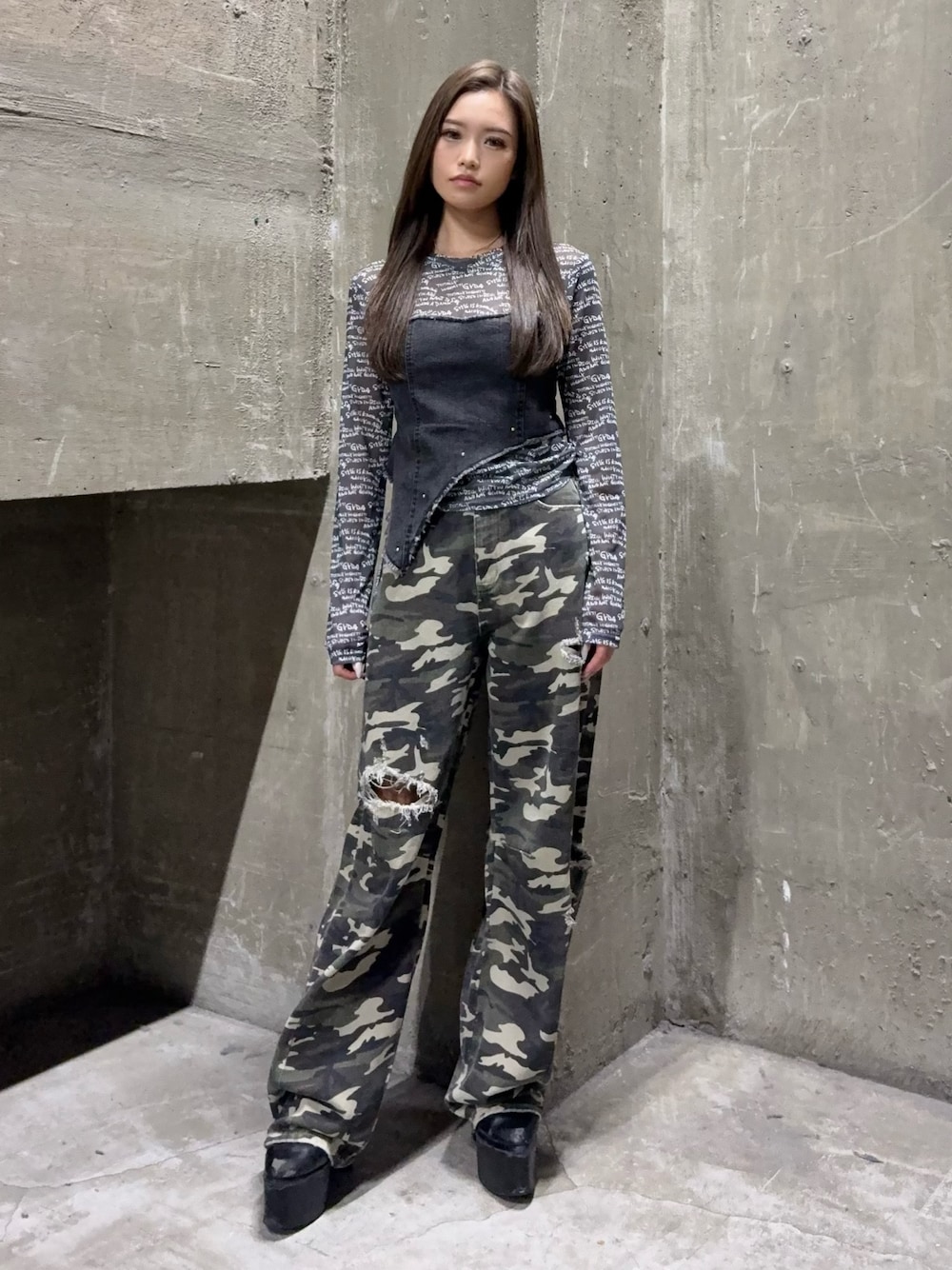 ブラック系のTシャツ/カットソー、その他のデニムパンツ、ブラック系のブーツを着用したレディースの秋コーディネートの1枚目の写真