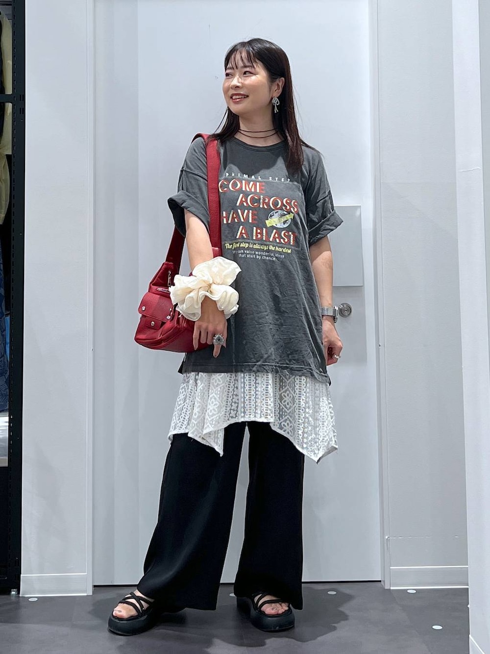 ブラック系のその他パンツ、ブラック系のサンダル、グレー系のTシャツ/カットソーを着用したレディースの夏コーディネートの1枚目の写真