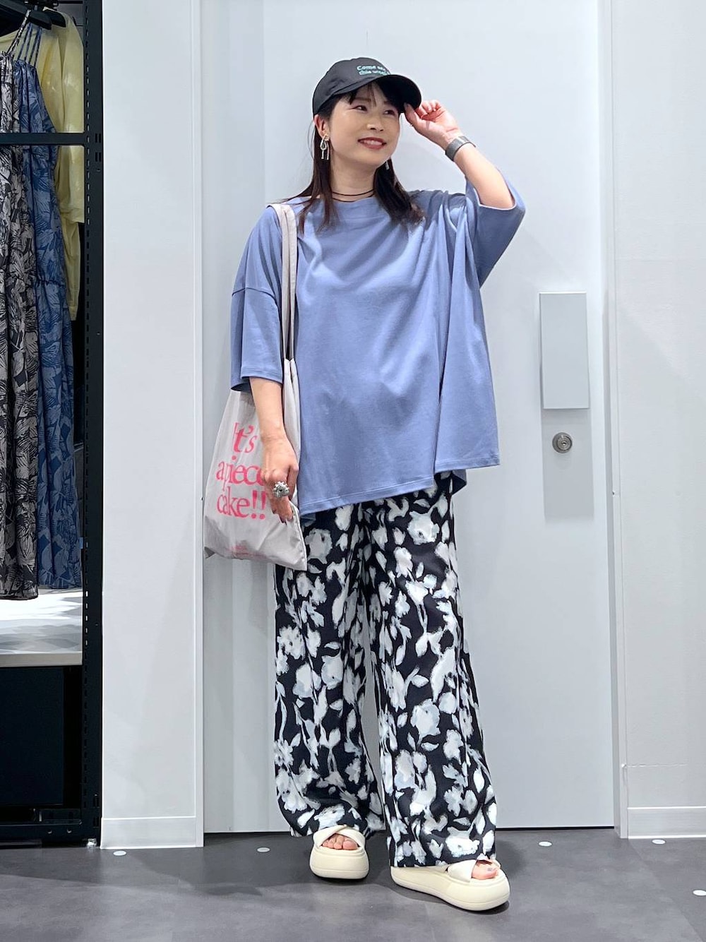 「低身長、着痩せ・細見え、きれいめ、ママコーデ、楽ちんコーデ、骨格ウェーブ、体型カバー、リラックス、LAKOLE、きれいめカジュアル、パンツ、夏コーデ、バッグ、キャップ、ピアス」｜「LEPSIMのリボンボールピアス　287542（ピアス（両耳用）、グレー系）」を使った、emaさん（レディース・155cm）の夏コーディネートの1枚目の写真
