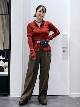 「LAKOLE（ラコレ）のツータックワイドパンツ / 1045641（スラックス、ブラウン系）」を使った、emaさん（レディース）の秋コーディネート