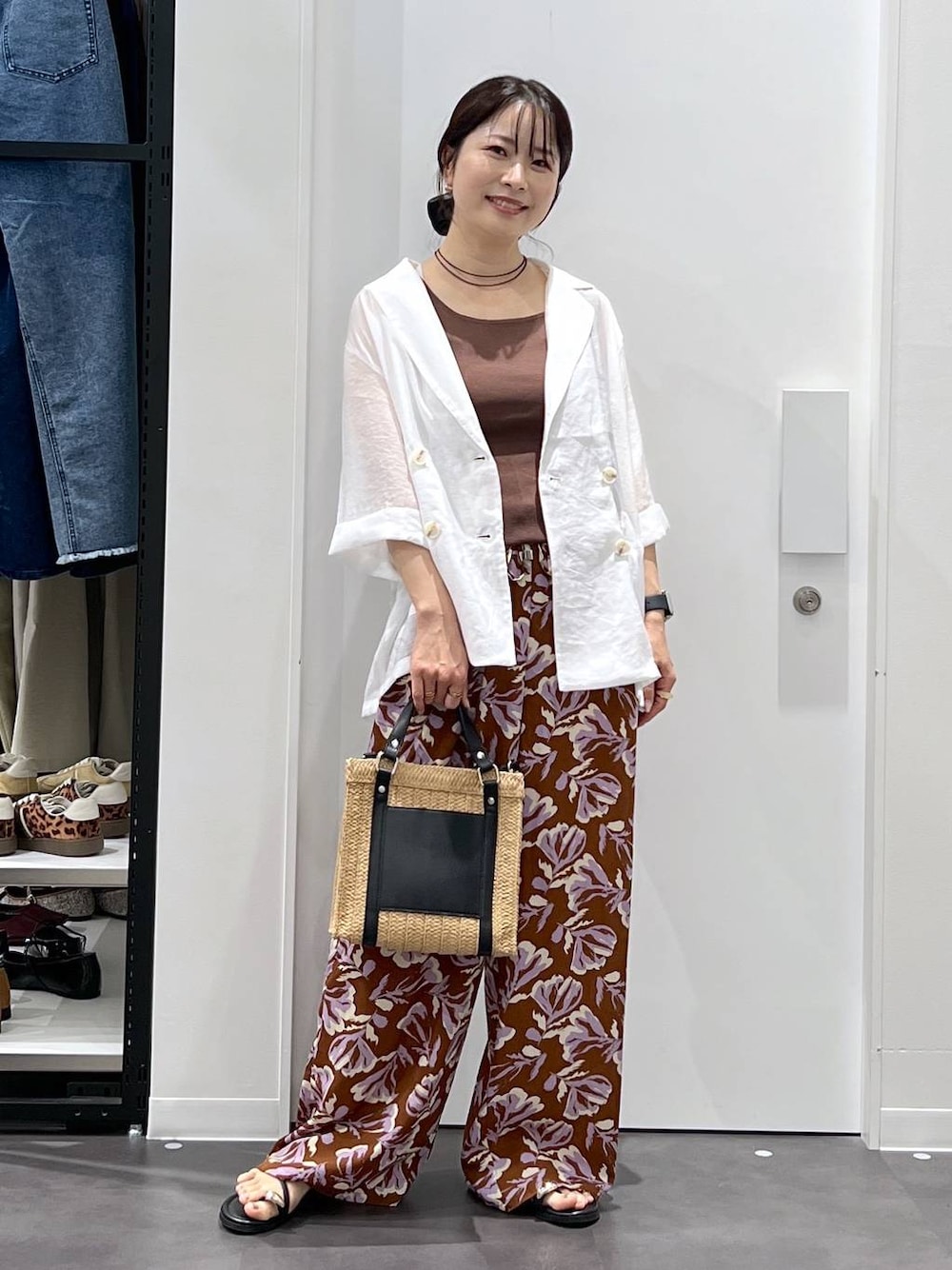 ブラウン系のその他パンツ、ベージュ系のショルダーバッグ、ブラック系のサンダルを着用したレディースの夏コーディネートの1枚目の写真