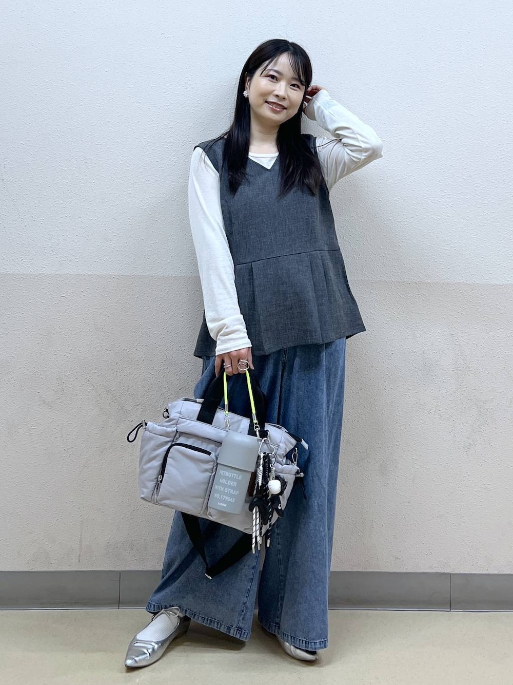 シルバー系のパンプス、ホワイト系のTシャツ/カットソー、グレー系のトートバッグを着用したレディースの春コーディネートの1枚目の写真