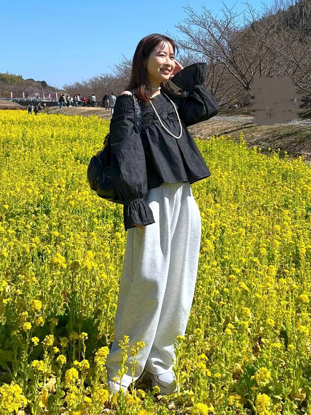 「低身長、着痩せ・細見え、きれいめ、ママコーデ、楽ちんコーデ、骨格ウェーブ、体型カバー、リラックス、LAKOLE、きれいめカジュアル、ブランドミックス、ブラウス、バッグ、スニーカー、春コーデ」｜「LAKOLEのロングチェーンリボンピアス / 121340（ピアス（両耳用）、その他）」を使った、emaさん（レディース・155cm）の春コーディネートの1枚目の写真