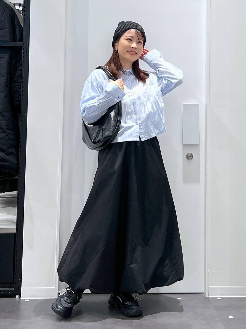「低身長、着痩せ・細見え、きれいめ、ママコーデ、楽ちんコーデ、骨格ウェーブ、体型カバー、リラックス、LAKOLE、きれいめカジュアル、スカート、シャツ、春コーデ、春色、春服みてみて」｜「LAKOLEのロングチェーンリボンピアス / 121340（ピアス（両耳用）、その他）」を使った、emaさん（レディース・155cm）の冬コーディネートの1枚目の写真