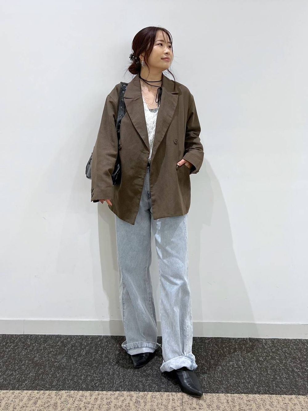 ブルー系のデニムパンツ、ブラック系のショルダーバッグ、ブラウン系のテーラードジャケットを着用したレディースの秋コーディネートの1枚目の写真