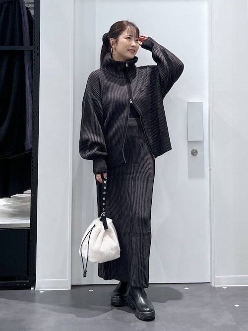 今期完売品【雑誌掲載】カーヴィーネックジレ　ブラック TV着用】【Oggi 3月号掲載商品】カーヴィーネックジレ | hLM