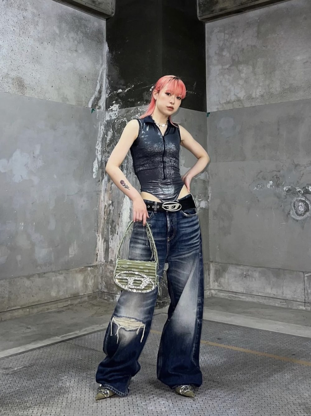 DIESELのタンクトップ（ブルー系）を使った人気ファッション