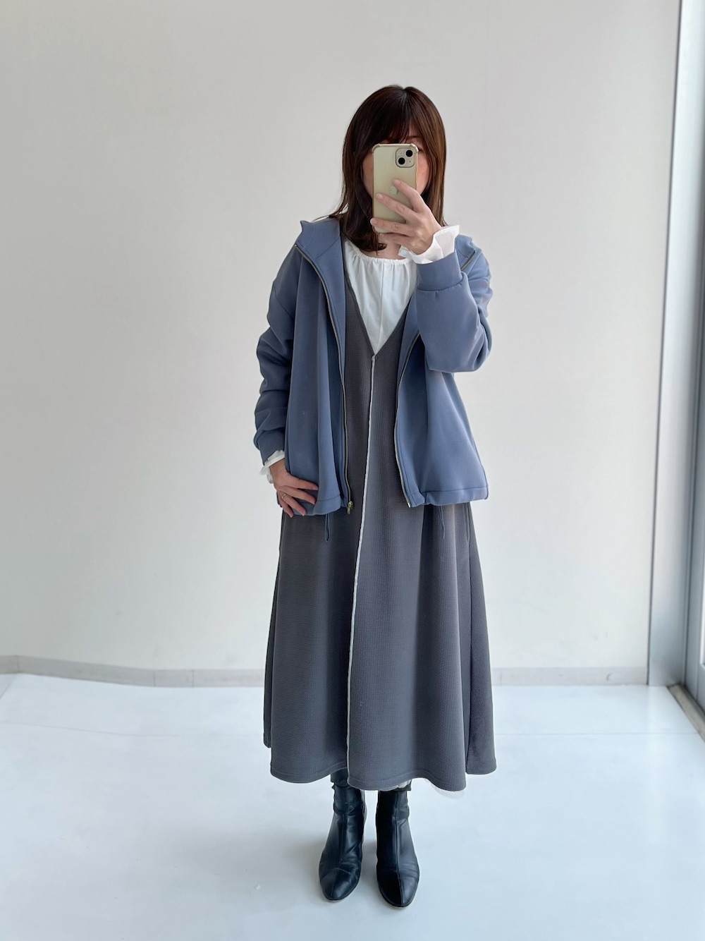 「レディースファッション、スタッフ、レギュラー、春コーデ、pattok、150cm台コーデ、40代、25春イベントコーデ、366BASIC、オトナ女子、ゆるコーデ、オトナカワイイ、大人かわいい、春、春カラー」｜「nissenのキャンディスリーブ重ね着風深Ｖネックワンピース（ワンピース、ブラウン系）」を使った、chihoさん（レディース・157cm）の冬コーディネートの1枚目の写真