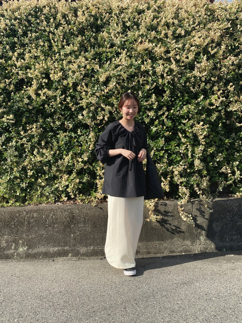 「秋コーデ、キレイめカジュアル、スカート、モノトーンコーデ、シンプルスタイル、秋服まるっと大公開」｜「Didot.showroomのナイロンスクイーズネックブラウス（シャツ/ブラウス、ブラック系）」を使った、yyyさん（レディース・162cm）の秋コーディネートの1枚目の写真