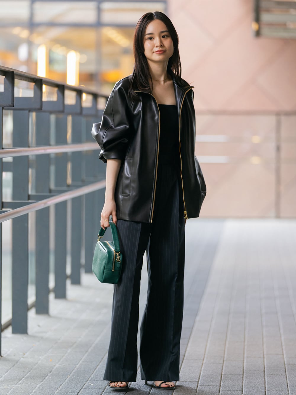 フェイクレザースタンドカラーコクーンブルゾンを使った人気