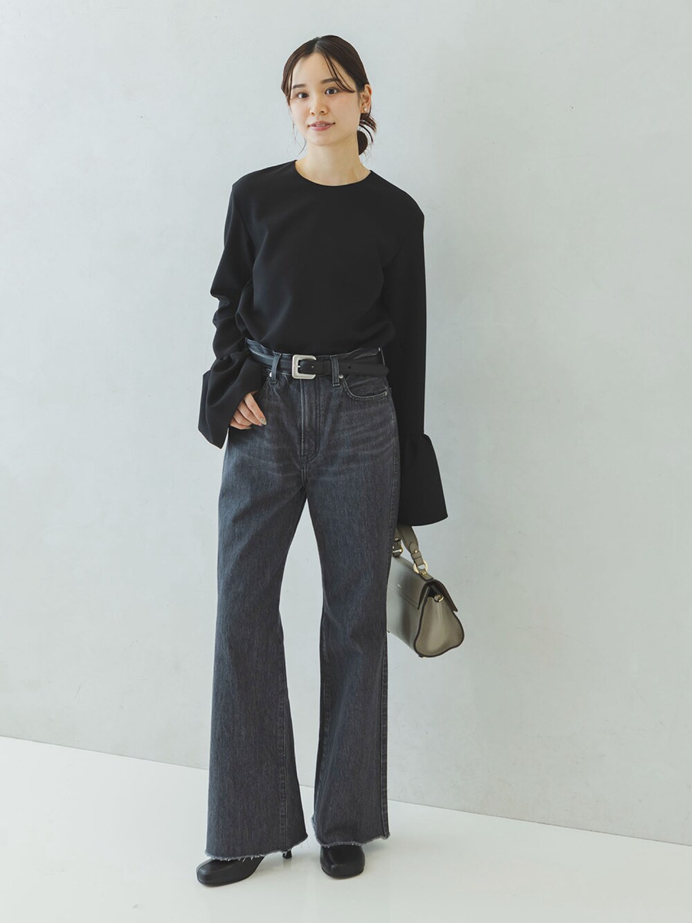 ブラック系のシャツ/ブラウス、ブラック系のデニムパンツ、ブラック系のブーツを着用したレディースの秋コーディネートの1枚目の写真