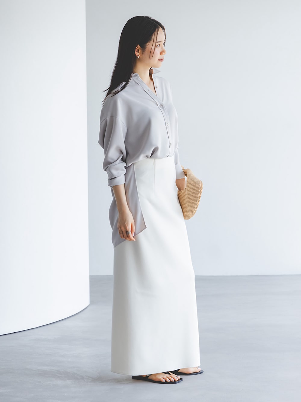 ベージュ系のシャツ/ブラウス、ベージュ系のシャツ/ブラウス、ホワイト系のスカートを着用したレディースの春コーディネートの1枚目の写真