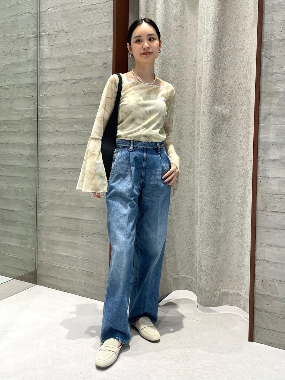 ブルー系のデニムパンツ、ベージュ系のTシャツ/カットソー、ホワイト系のトートバッグを着用したレディースの夏コーディネートの1枚目の写真