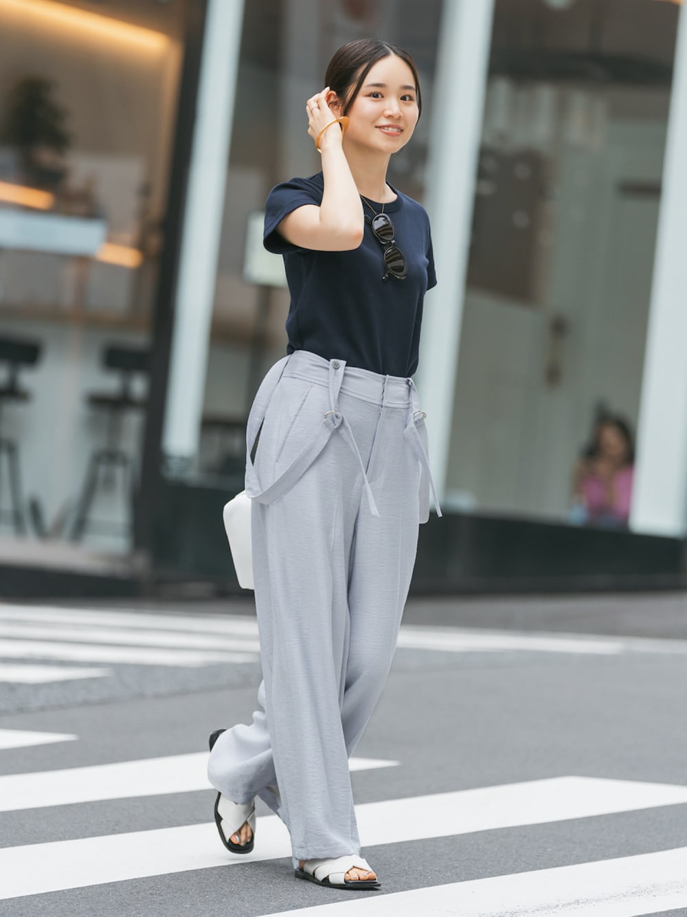 ブルー系のTシャツ/カットソー、ブルー系のその他パンツ、ホワイト系のショルダーバッグを着用したレディースの春コーディネートの1枚目の写真