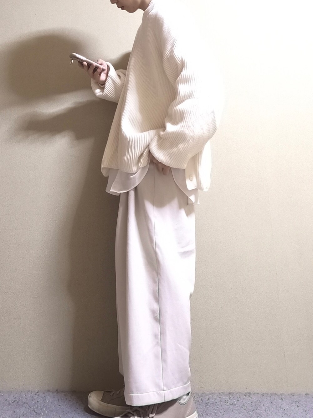 「秋服まるっと大公開、ニット、秋服、メンズコーデ、カジュアル、秋服準備はじめました、休日コーデ、オトナカジュアル、おでかけコーデ、淡色コーデ、お洒落さんとつながりたい、instagram、Twitter」｜「LIDNMのOVERSIZED 7G AZE KNIT（ニット/セーター、ホワイト系）」を使った、ᴴᴵᴮᴵᴷᴵさん（メンズ・170cm）の秋コーディネートの1枚目の写真