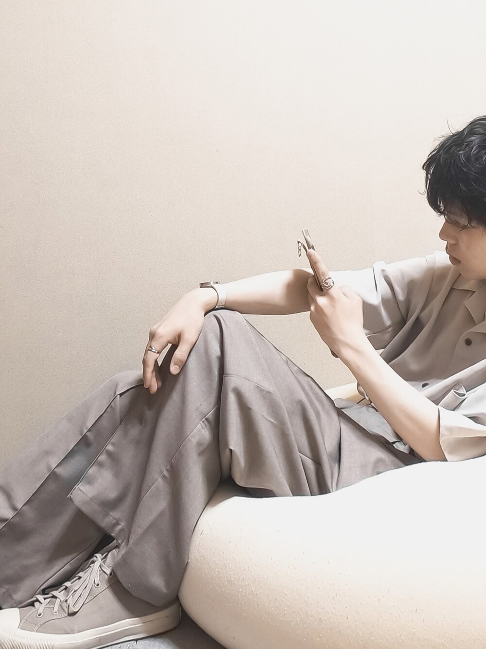 ベージュ系のシャツ/ブラウス、ベージュ系のスラックス、ベージュ系のシューズを着用したメンズの秋コーディネートの1枚目の写真