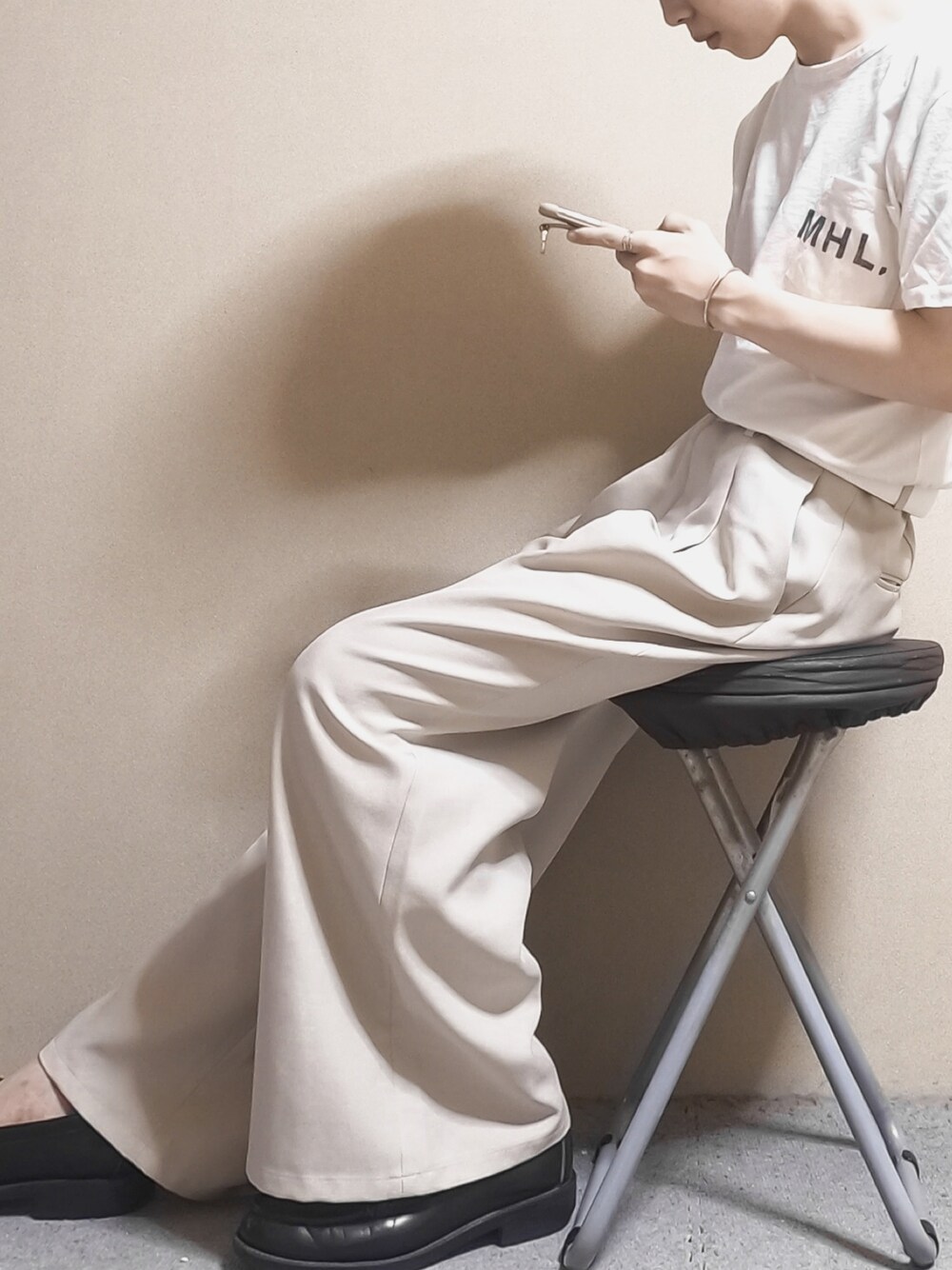 「ワイドパンツ、大人カジュアル、シンプルコーデ、休日コーデ、モノトーンコーデ、白Tシャツ、淡色コーデ、休日スタイル、おでかけコーデ」｜「MHL.のPRINTED COTTON JERSEY（Tシャツ/カットソー、ホワイト系）」を使った、ᴴᴵᴮᴵᴷᴵさん（メンズ・170cm）の秋コーディネートの1枚目の写真