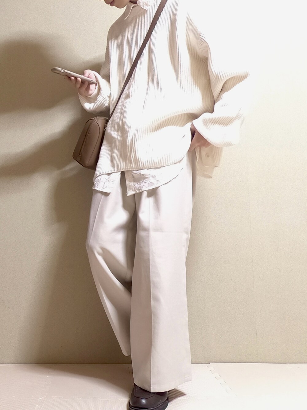 「重ね着ベストシーズン、WEARyouthコーデ、シンプルスタイル、シンプル、休日スタイル、休日コーデ、オーバーサイズ、淡色コーデ、お洒落さんと繋がりたい、革靴、オトナカジュアル、きれいめカジュアル」｜「LIDNMのOVERSIZED 7G AZE KNIT（ニット/セーター、ホワイト系）」を使った、ᴴᴵᴮᴵᴷᴵさん（メンズ・170cm）の秋コーディネートの1枚目の写真