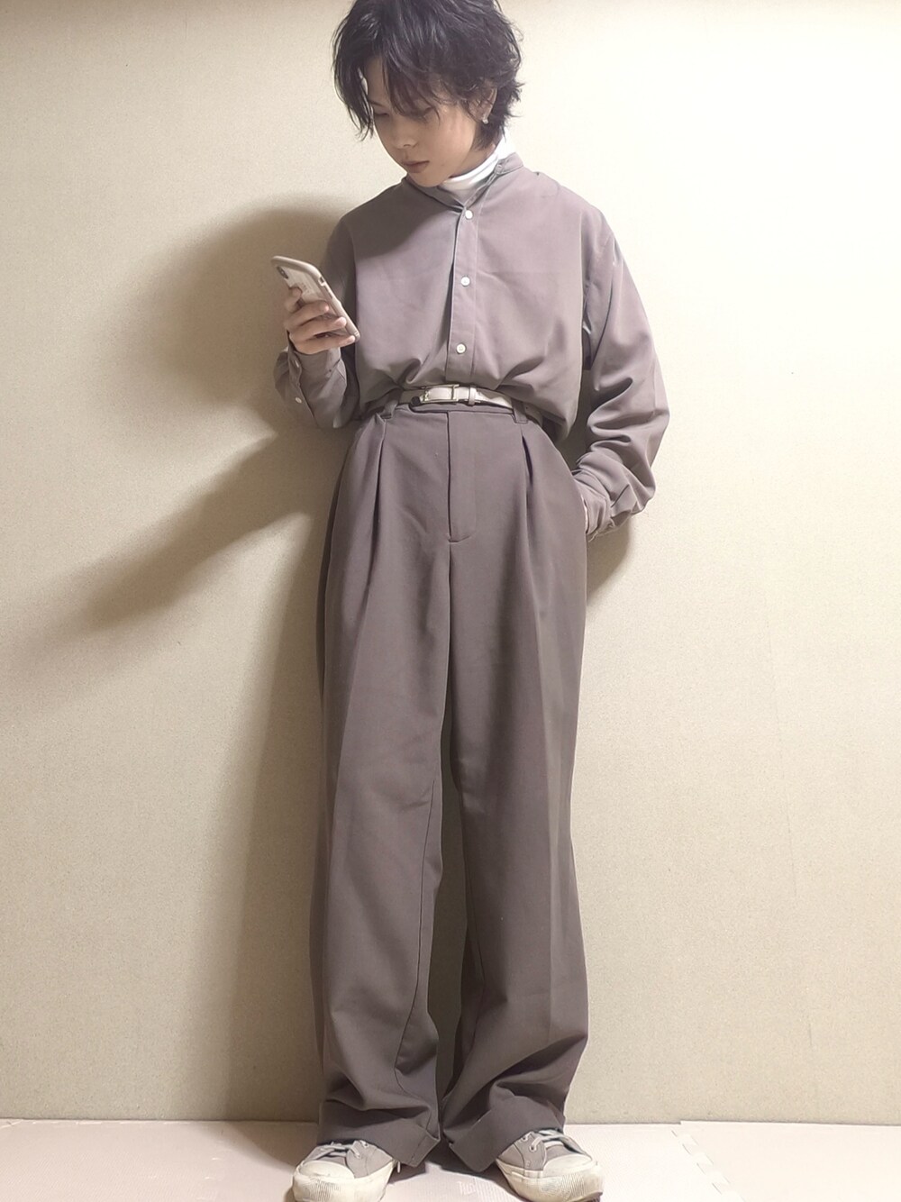 「秋のコーデ、休日コーデ、カジュアルコーデ、オトナカジュアル、秋服、メンズコーデ、淡色コーデ、お洒落さんとつながりたい、メンズファッション、ゆるコーデ、オーバーサイズ、秋服コーデ」｜「NILWAYの【Nilway】ドレープポリトロバンドカラーシャツ（シャツ/ブラウス、ベージュ系）」を使った、ᴴᴵᴮᴵᴷᴵさん（メンズ・170cm）の秋コーディネートの1枚目の写真