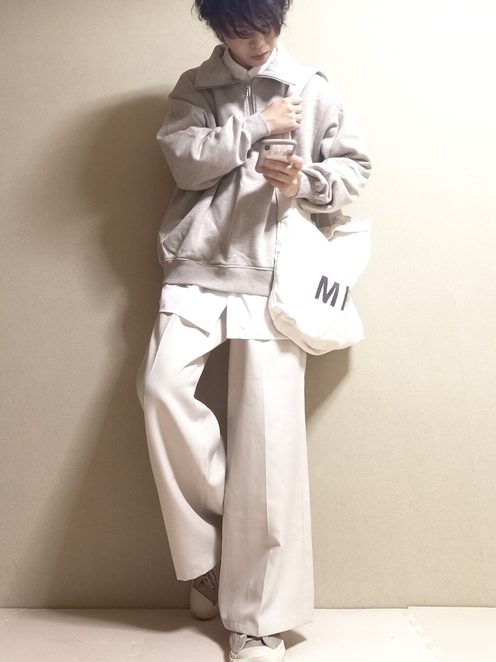 「秋服まるっと大公開、秋服、レイヤードスタイル、メンズコーデ、カジュアル、秋服準備はじめました、初秋コーデ、休日コーデ、オトナカジュアル、おでかけコーデ、お洒落さんとつながりたい、淡色コーデ」｜「EMMA CLOTHESのオーバーサイズ ビッグカラー ハーフジップ プルオーバースウェット EMMA CLOTHES（スウェット、ベージュ系）」を使った、ᴴᴵᴮᴵᴷᴵさん（メンズ・170cm）の秋コーディネートの1枚目の写真