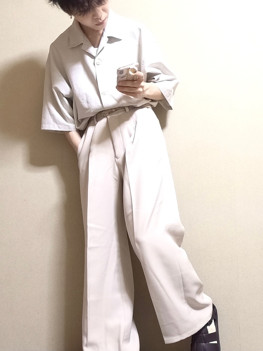「休日コーデ、お洒落さんとつながりたい、オーバーサイズ、メンズコーデ、いいね、save、フォローお願いします🤑、スラックス、オーブンカラーシャツ、夏コーデ、淡色コーデ、ホワイトコーデ」｜「GUのアイテム（シャツ/ブラウス、ホワイト系）」を使った、ᴴᴵᴮᴵᴷᴵさん（メンズ・170cm）の秋コーディネートの1枚目の写真