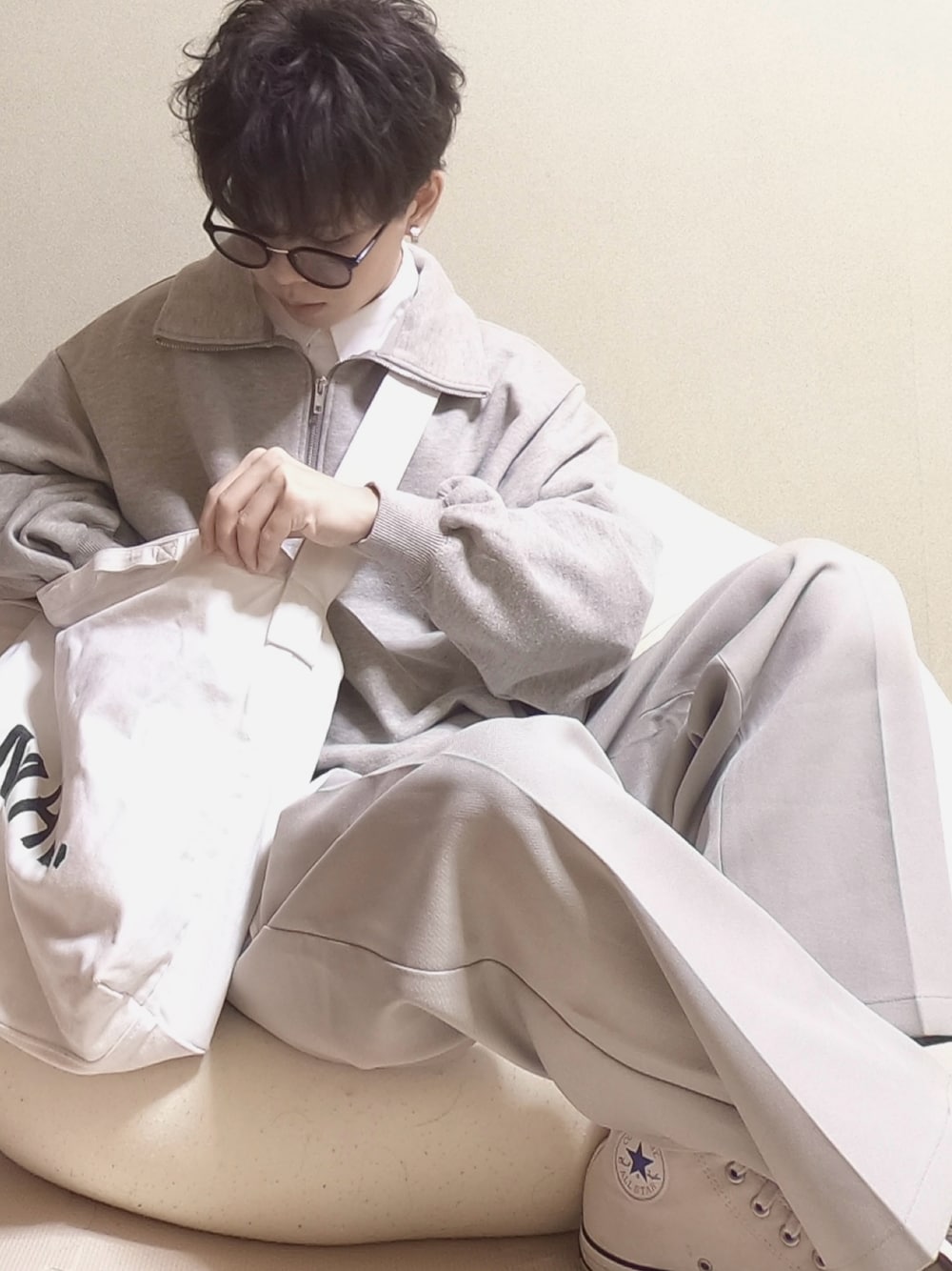 「ハーフジップ、重ね着ベストシーズン、WEARyouthコーデ、シンプルスタイル、シンプル、休日スタイル、休日コーデ、オーバーサイズ、スニーカー、淡色コーデ」｜「EMMA CLOTHESのオーバーサイズ ビッグカラー ハーフジップ プルオーバースウェット EMMA CLOTHES（スウェット、ベージュ系）」を使った、ᴴᴵᴮᴵᴷᴵさん（メンズ・170cm）の秋コーディネートの1枚目の写真